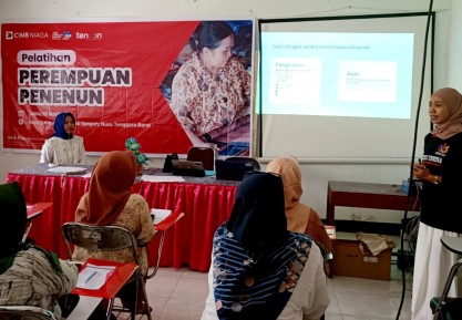 Giro Kartini CIMB Niaga Dukung Pemberdayaan Wanita Penenun di Lombok Tengah