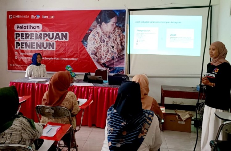 Giro Kartini CIMB Niaga Dukung Pemberdayaan Wanita Penenun di Lombok Tengah